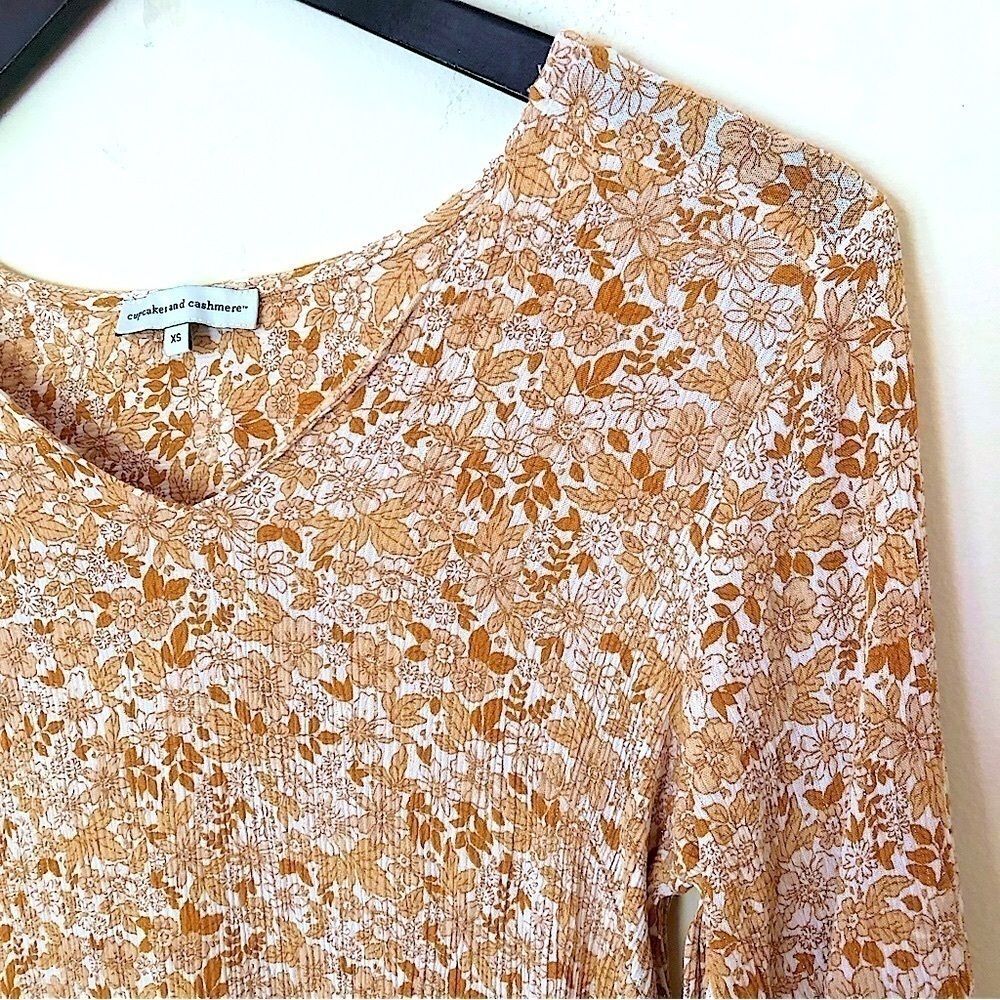 Cupcakes and Cashmere Floral Print Boho VNeck 3/4 Length Sleeve Peplum Blouse XS